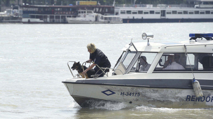 Hajóbaleset - Kutyákkal is keresik az áldozatokat Dunaújvárosnál
