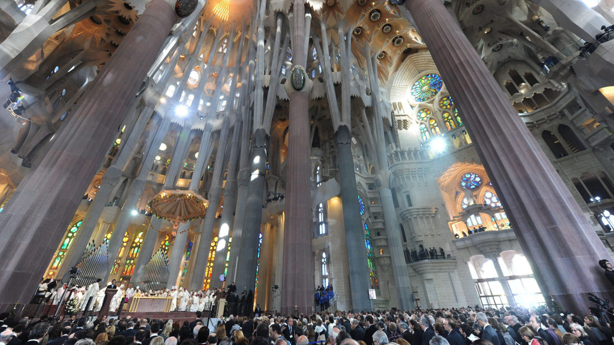 Barcelona, 2010. november 7.A templomszentelési misén résztvevő hívekkel zsúfolásig telt templom. Bazilikává szenteli fel a barcelonai Sagrada Familia (Szent Család)-templomot XVI. Benedek pápa 2010. november 7-én, kétnapos spanyolországi látogatásának második napján. (MTI/EPA/Ciro Fusco)