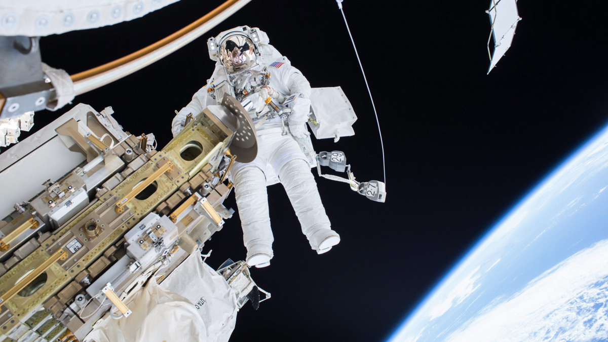 Világűr, 2015. december 22.Az amerikai Országos Repülésügyi és Űrkutatási Hivatal, a NASA által 2015. december 22-én közreadott képen Timothy Kopra amerikai űrhajós űrsétát tesz a Föld körül keringő Nemzetközi Űrállomáson (ISS) december 21-én. A világűrben töltött valamivel több mint három óra alatt Kopra honfitársával, Scott Kelly asztronautával előkészületeket végzett a bajkonuri űrközpontból aznap fellőtt és az ISS-re érkező orosz teherűrhajó fogadására. (MTI/EPA/NASA)