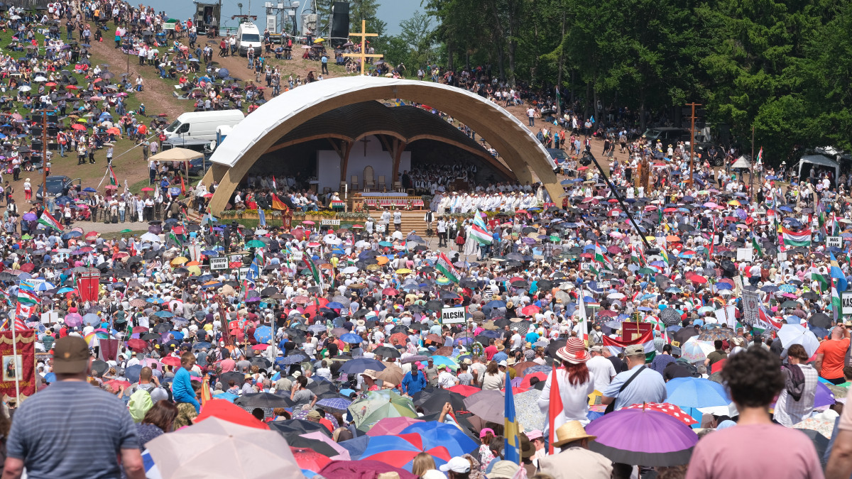 A csíksomlyói búcsú miséjének résztvevői a Kis- és Nagysomlyó közti nyeregben 2019. június 8-án.