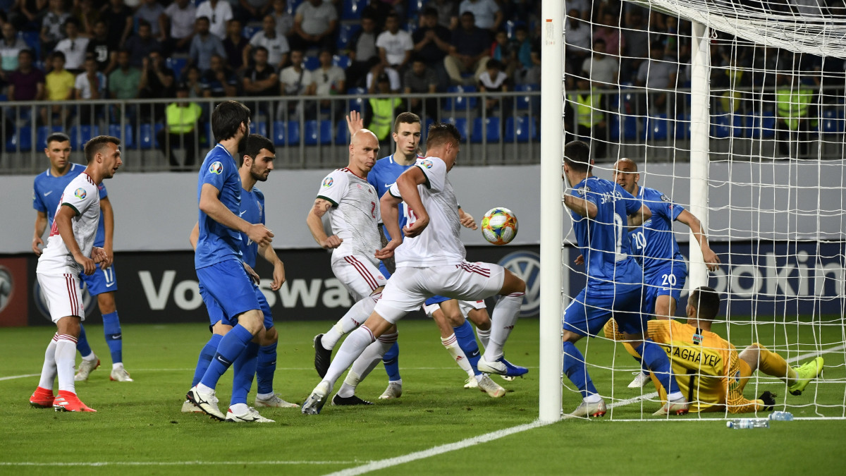 Willi Orbán (j4) gólt szerez az Azerbajdzsán - Magyarország labdarúgó Európa-bajnoki selejtezőmérkőzésen a bakui Bakcell Arénában 2019. június 8-án.