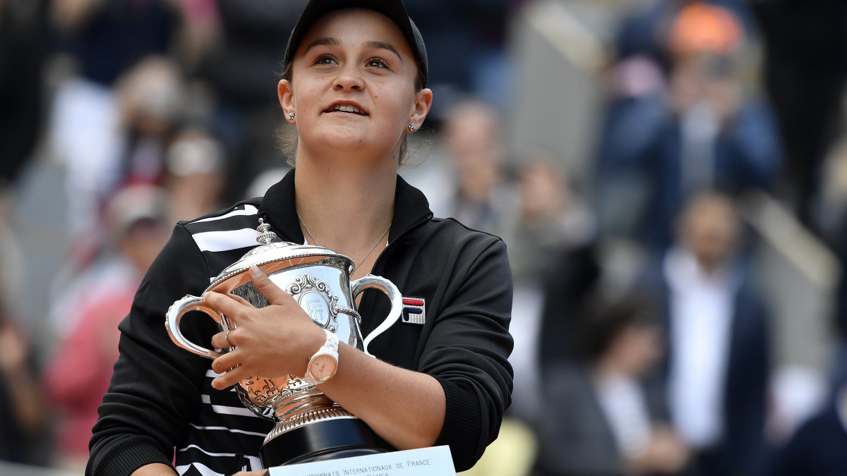 Az ausztrál Ashleigh Barty ünnepel a bajnoki trófeával, miután győzött a cseh Markéta Vondrousovával szemben a francia nyílt teniszbajnokság női egyesének döntőjében a párizsi Roland Garros Stadionban 2019. június 8-án.