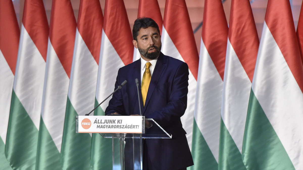 Hidvéghi Balázs, a Fidesz kommunikációs igazgatója a Fidesz-frakciónak a nemzeti konzultációt kísérő, Álljunk ki Magyarországért! országjáró rendezvénysorozatának záróeseményén a Bálna Budapest Rendezvényközpontban 2017. június 27-én.