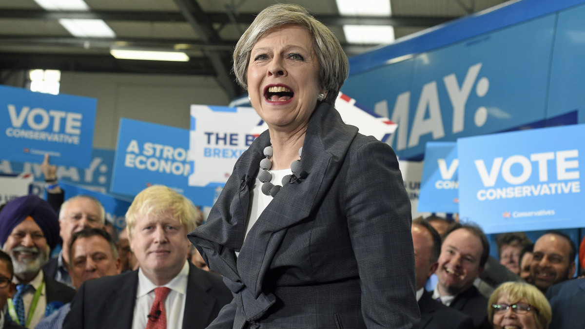 Slough, 2017. június 6.Theresa May brit miniszterelnök a Konzervatív Párt egyik választási kampányrendezvényén Sloughban 2017. június 6-án. A háttérben balról Boris Johnson brit külügyminiszter. Nagy-Britanniában június 8-án tartanak előrehozott parlamenti választásokat. (MTI/EPA/Gerry Penny)