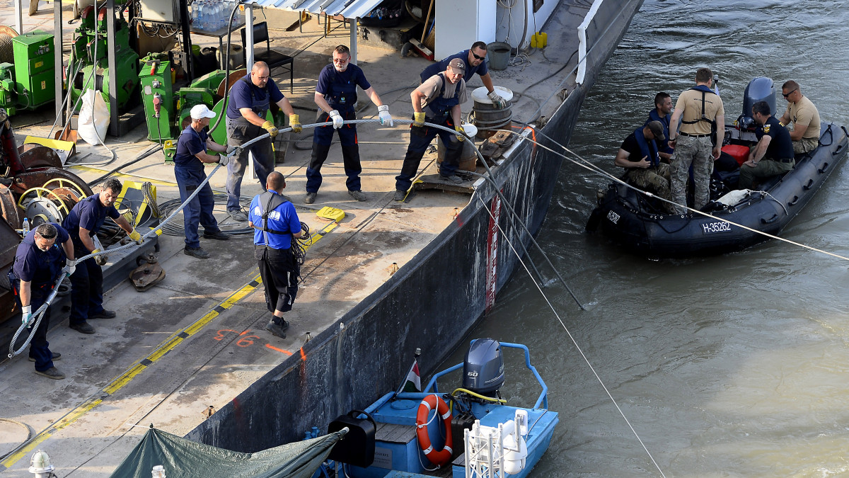 A roncs kiemelését előkészítő szakemberek a balesetben elsüllyedt Hableány turistahajó közelében, a Margit hídnál horgonyzó uszályon 2019. június 10-én. A Hableány május 29-én süllyedt el a Margit hídnál, miután összeütközött a Viking Sigyn szállodahajóval. A fedélzeten 35-en utaztak, 33 dél-koreai állampolgár és a kéttagú magyar személyzet. Hét embert sikerült kimenteni, hét dél-koreai állampolgár holttestét pedig még aznap megtalálták. Azóta további tizenhárom áldozat, köztük a Hableány matrózának holttestét találták meg és azonosították.