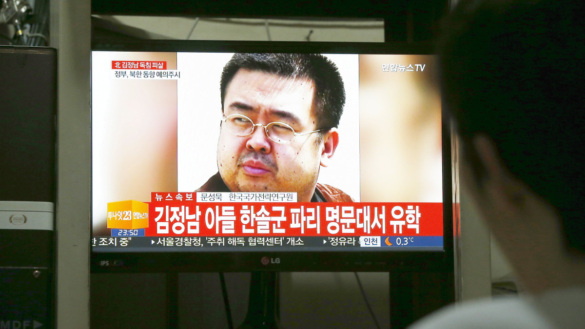 Phjongcshang, 2017. február 14.Egy férfi nézi a Kim Dzsong Un észak-koreai vezető mostohafivérének meggyilkolásáról szóló híreket televízión a dél-koreai Phjongcshangban 2017. február 14-én. Előző nap két nő mérgezett tűkkel megölte Kim Dzsong mostohafivérét, Kim Dzsong Namot a Kuala Lumpur-i repülőtéren. Kim Dzsong Nam Észak-Korea néhai kommunista diktátorának, Kim Dzsong Ilnek az elsőszülött fia volt, aki a dél-koreai Yonhap hírügynökség tudósítása szerint házasságon kívül született, és 1995-ben Kínába emigrált.  (MTI/EPA/Dzson Hon Kjun)