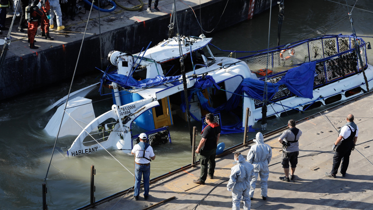 A Clark Ádám úszódaru kiemeli a balesetben elsüllyedt Hableány turistahajó roncsát a Margit hídnál 2019. június 11-én. A Hableány május 29-én süllyedt el a Margit hídnál, miután összeütközött a Viking Sigyn szállodahajóval. A fedélzeten 35-en utaztak, 33 dél-koreai állampolgár és a kéttagú magyar személyzet. Hét embert sikerült kimenteni, hét dél-koreai állampolgár holttestét pedig még aznap megtalálták. Azóta további tizenhárom áldozat, köztük a Hableány matrózának holttestét találták meg és azonosították.