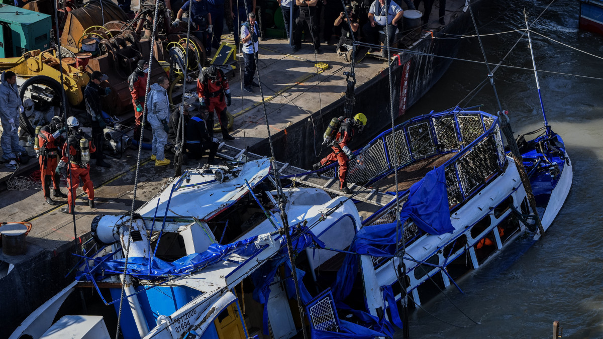 Búvárok a kiemelést követően a víz felszíne felett, holtestek után kutatva átvizsgálják a balesetben elsüllyedt Hableány turistahajó roncsát a Margit hídnál 2019. június 11-én. A Hableány május 29-én süllyedt el a Margit hídnál, miután összeütközött a Viking Sigyn szállodahajóval. A fedélzeten 35-en utaztak, 33 dél-koreai állampolgár és a kéttagú magyar személyzet. Hét embert sikerült kimenteni, hét dél-koreai állampolgár holttestét pedig még aznap megtalálták. Azóta további tizenhárom áldozat, köztük a Hableány matrózának holttestét találták meg és azonosították.