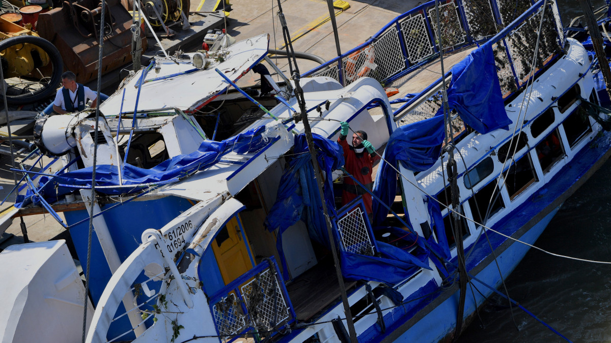 Újabb acélsodronyt rögzítenek szakemberek a balesetben elsüllyedt Hableány turistahajó roncsához, miután a Clark Ádám úszódaru félig kiemelte a Dunából a Margit hídnál 2019. június 11-én. A Hableány május 29-én süllyedt el a Margit hídnál, miután összeütközött a Viking Sigyn szállodahajóval. A fedélzeten 35-en utaztak, 33 dél-koreai állampolgár és a kéttagú magyar személyzet. Hét embert sikerült kimenteni, hét dél-koreai állampolgár holttestét pedig még aznap megtalálták.