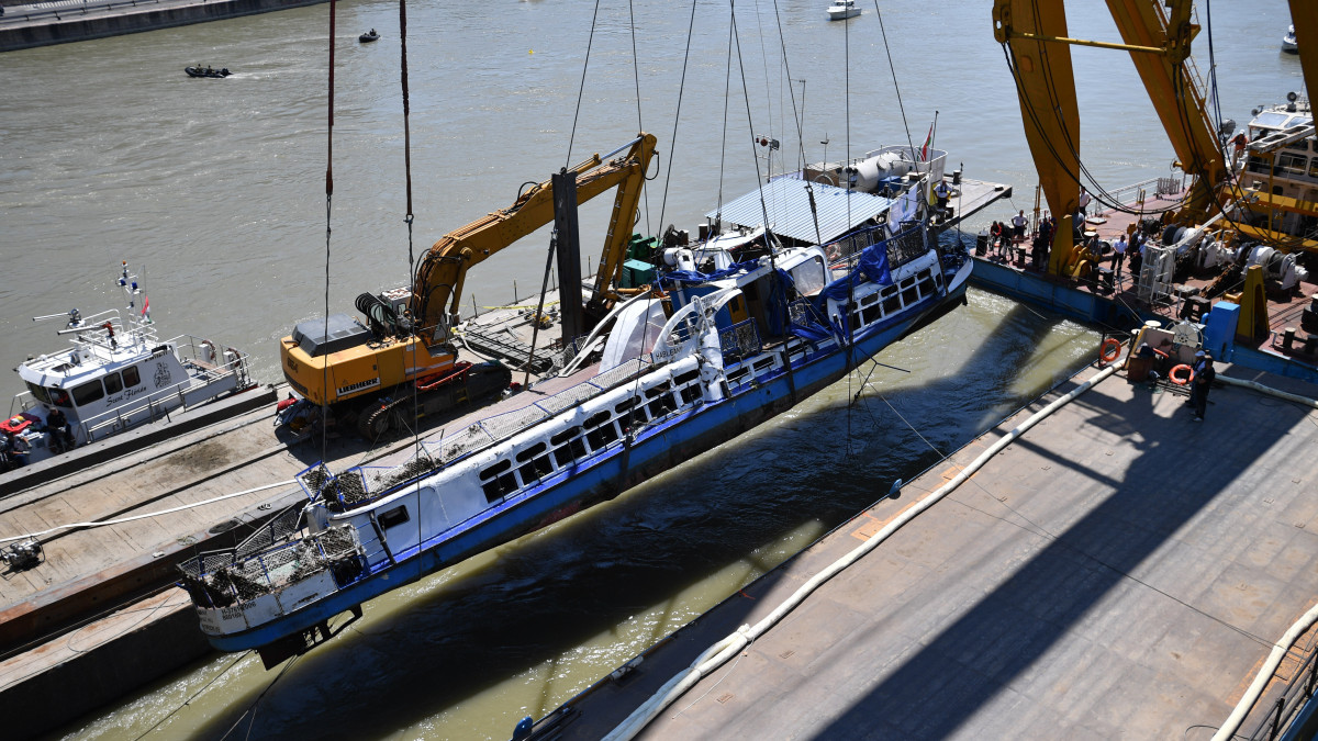 A Clark Ádám úszódaru kiemeli a balesetben elsüllyedt Hableány turistahajó roncsát a Margit hídnál 2019. június 11-én. A Hableány május 29-én süllyedt el a Margit hídnál, miután összeütközött a Viking Sigyn szállodahajóval. A fedélzeten 35-en utaztak, 33 dél-koreai állampolgár és a kéttagú magyar személyzet. Hét embert sikerült kimenteni, hét dél-koreai állampolgár holttestét pedig még aznap megtalálták.