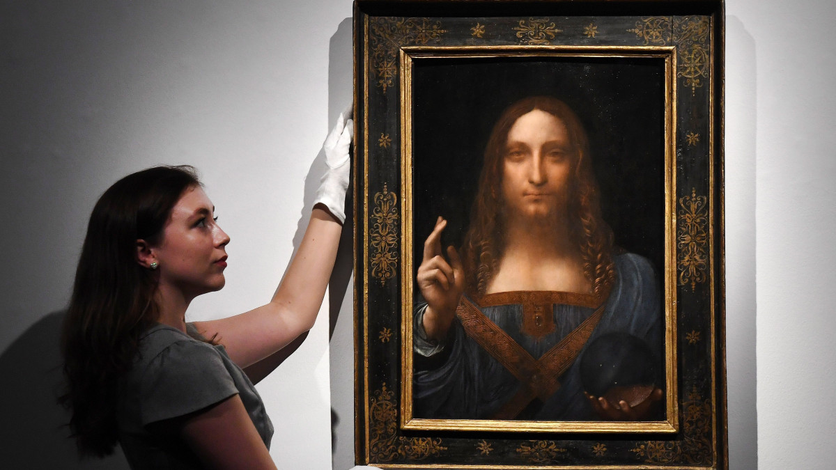 London, 2017. október 24.Leonardo da Vinci olasz művész Salvator Mundi (A világ megváltója) című festménye a Christies aukciós ház londoni kiállítótermében 2017. október 24-én. Az alkotást november 15-én New Yorkban árverezik el várhatóan 100 millió dollár (26,238 milliárd forint) körüli áron. (MTI/EPA/Andy Rain)