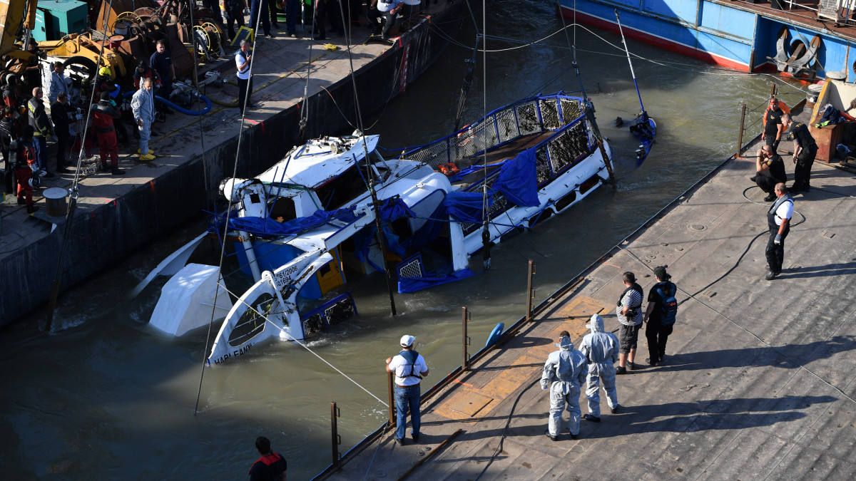 A balesetben elsüllyedt Hableány turistahajó roncsa, miután a Clark Ádám úszódaru kiemelte a Dunából a Margit hídnál 2019. június 11-én. A Hableány május 29-én süllyedt el a Margit hídnál, miután összeütközött a Viking Sigyn szállodahajóval. A fedélzeten 35-en utaztak, 33 dél-koreai állampolgár és a kéttagú magyar személyzet. Hét embert sikerült kimenteni, hét dél-koreai állampolgár holttestét pedig még aznap megtalálták. Azóta további tizenhárom áldozat, köztük a Hableány matrózának holttestét találták meg és azonosították.