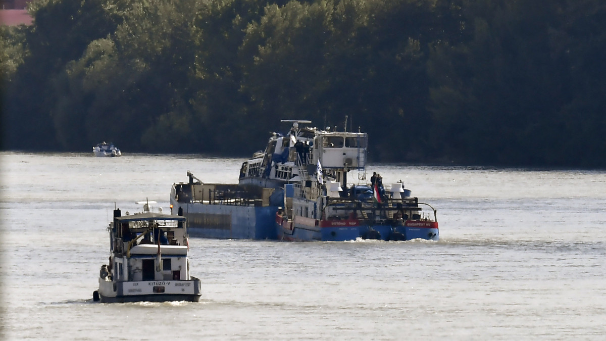 Uszály szállítja a balesetben elsüllyedt Hableány turistahajó roncsát a csepeli kikötőbe 2019. június 11-én. A Hableány május 29-én süllyedt el a Margit hídnál, miután összeütközött a Viking Sigyn szállodahajóval. A fedélzeten 35-en utaztak, 33 dél-koreai állampolgár és a kéttagú magyar személyzet. Hét embert sikerült kimenteni, hét dél-koreai állampolgár holttestét pedig még aznap megtalálták. 
