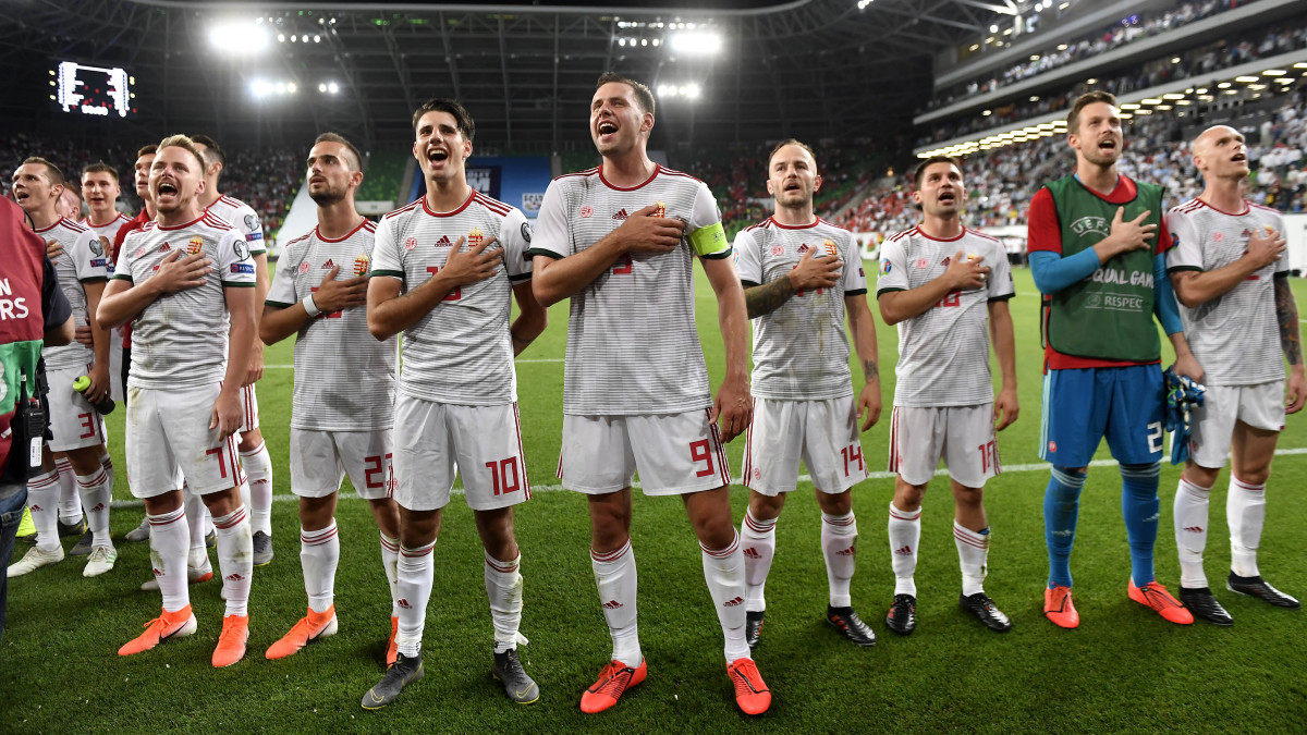 A magyar játékosok a Himnuszt éneklik, középen Szalai Ádám a Magyarország-Wales Európa-bajnoki selejtezőmérkőzés után a budapesti Groupama Arénában 2019. június 11-én. A magyar labdarúgó-válogatott 1-0-ra győzött.