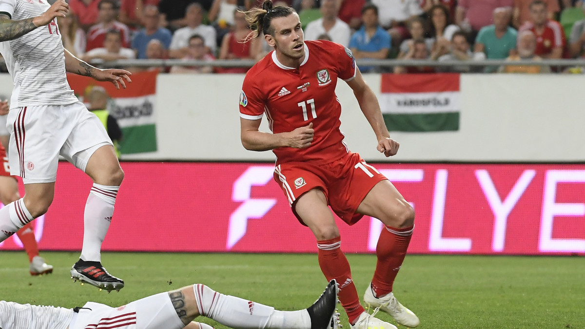 Gulácsi Péter (j) védi Gareth Bale (k) lövését, mellettük Lovrencsics Gergő (b2) és Baráth Botond (elöl) a Magyarország - Wales Európa-bajnoki selejtezőmérkőzésen a budapesti Groupama Arénában 2019. június 11-én. A magyar labdarúgó-válogatott 1-0-ra győzött.