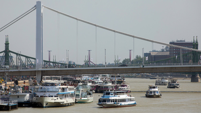 Ötszázan úszhatják át a Dunát augusztusban Budapesten