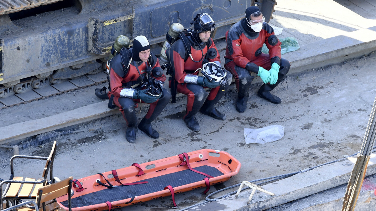 A mentést végző búvárok pihennek a balesetben elsüllyedt Hableány turistahajó kiemelésekor a Margit hídnál 2019. június 11-én. A Hableány május 29-én süllyedt el a Margit hídnál, miután összeütközött a Viking Sigyn szállodahajóval. A fedélzeten 35-en utaztak, 33 dél-koreai állampolgár és a kéttagú magyar személyzet. Hét embert sikerült kimenteni, hét dél-koreai állampolgár holttestét pedig még aznap megtalálták.