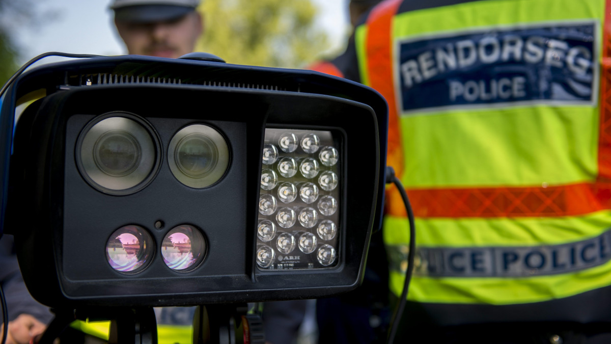 Rendőrök a Véda automata közlekedés-ellenőrzési rendszer egyik sebességmérőjével a 6-os főúton, Pécs határában 2016. április 21-én. Csaknem kilencszáz magyarországi helyszínen ellenőrzi a rendőrség a sebességhatár túllépését reggel hat óra óta 24 órán keresztül a Speedmarathon nemzetközi akció keretében.