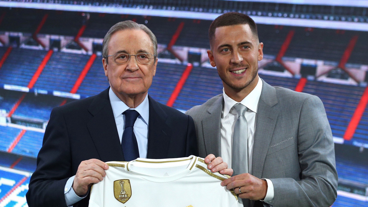 Florentino Perez, a Real Madrid elnöke (b) bemutatja a csapat új játékosát, Eden Hazardot a Santiago Bernabeu Stadonban 2019. június 13-án. A Real 100 millió euró körüli összegért szerződtette a Chelsea-től a világbajnoki bronzérmes belga játékost.