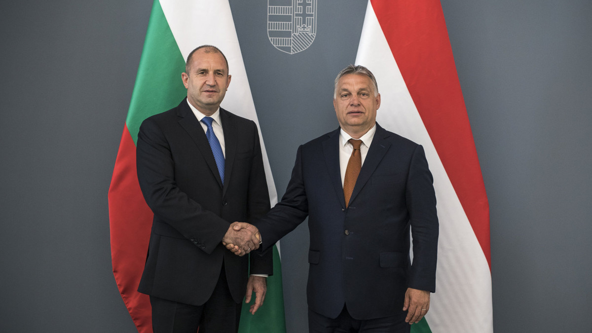 A Miniszterelnöki Sajtóiroda által közreadott képen Orbán Viktor miniszterelnök (j) fogadja Rumen Radev bolgár elnököt a Karmelita kolostorban 2019. június 14-én.
