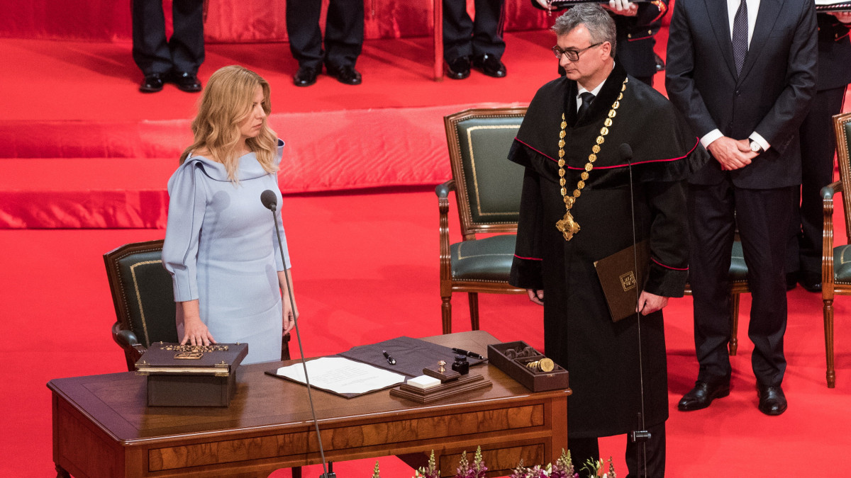  Zuzana Caputová új szlovák elnök (b) leteszi hivatali esküjét a beiktatási ünnepségén Pozsonyban 2019. június 15-én. Zuzana Caputová személyében először került nő az államfői tisztségbe.Jobbról Ivan Fiacan,  a szlovák alkotmánybíróság elnöke.  