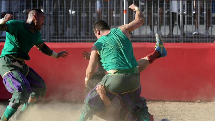 Brutális: focimeccsen ennyi vért és verekedést ritkán fotóznak - sokkoló képek