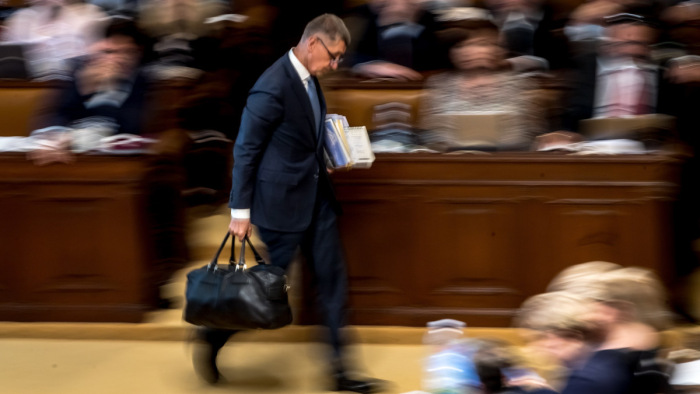 Alágyújt a kormányfőnek a cseh ellenzék