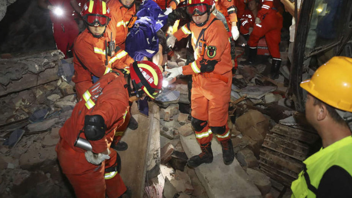 Hatalmas földrengés, romba dőlt egy szálloda Kínában