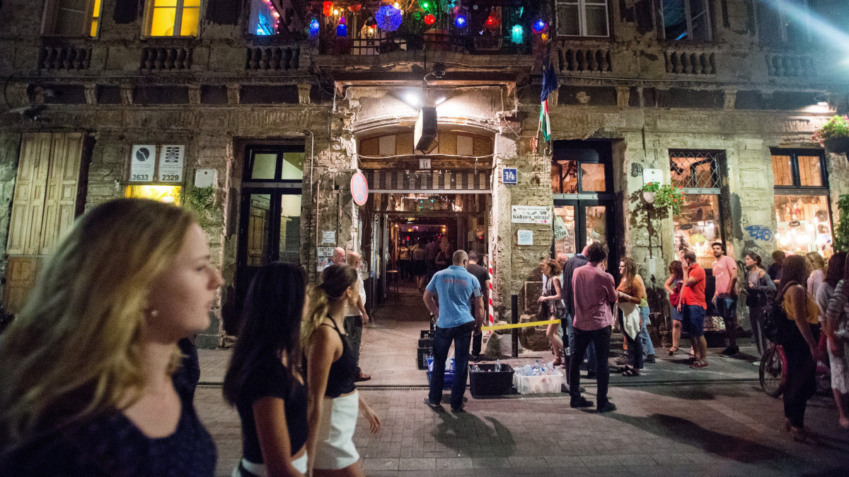 A Szimpla romkocsma Budapest bulinegyedként ismert részén a Kazinczy utcában 2017. augusztus 29-én. A környéken lakók a hajnal négy óráig nyitva tartó vendéglátóhelyeken hangoskodók miatt panaszkodnak és várnak megoldást az önkormányzattól. A vendéglátósok a megélhetésüket féltik, ha esténként hamarabb kellene bezárniuk a szórakozóhelyeket. Lapértesülés szerint Vattamány Zsolt (FideszKDNP), Erzsébetváros polgármestere hamarosan a VII. kerületi képviselő-testület rendkívüli ülése elé terjeszt egy átfogó rendeletmódosítási és intézkedési tervezetet.