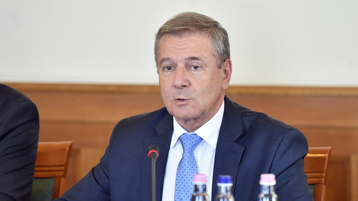 Benkő Tibor honvédelmi miniszter beszél meghallgatásán az Országgyűlés honvédelmi és rendészeti bizottságának ülésén, az Országházban 2019. június 18-án.