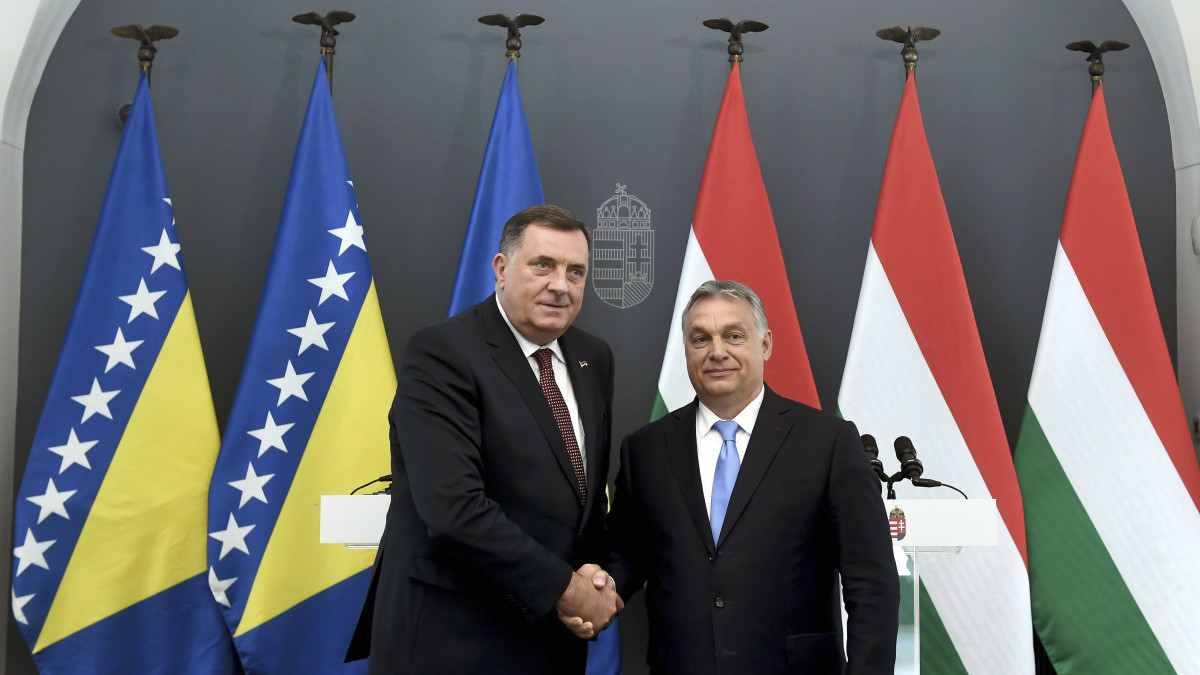 Milorad Dodik, a bosznia-hercegovinai háromtagú kollektív államelnökség soros, szerb elnöke (b) és Orbán Viktor miniszterelnök kezet fog Budapesten, a Karmelita kolostorban 2019. június 18-án.