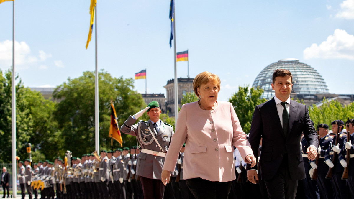 A hivatalos látogatáson Németországban tartózkodó Volodimir Zelenszkij ukrán elnök és Angela Merkel német kancellár a berlini kancellári hivatal előtt tartott fogadási ünnepségen 2019. június 18-án.