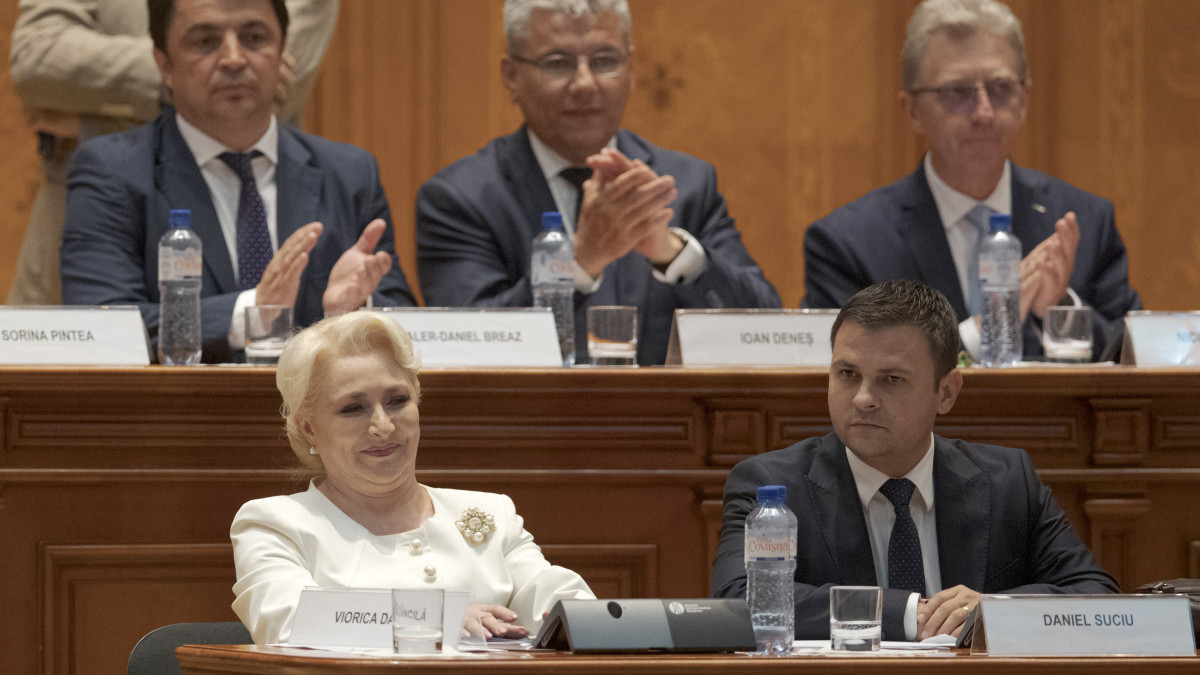Viorica Dancila román szociáldemokrata (PSD) miniszterelnököt (elöl, b) tapsolják törvényhozók a parlamentben, miután a törvényhozás elutasította a kormány ellen a jobbközép ellenzék által beterjesztett bizalmatlansági indítványt Bukarestben 2019. június 18-án. Az ellenzék szerint a PSD-nek és liberális koalíciós partnerének, az ALDE-nak az igazságszolgáltatás függetlensége ellen elkövetett merényletek miatt kell távoznia a hatalomból.
