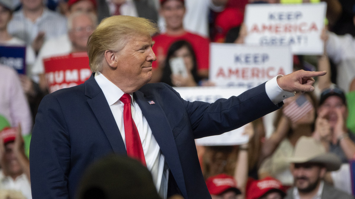 Donald Trump amerikai elnök a floridai Orlandóban tartott választási nagygyűlésén 2019. június 18-án. Trump bejelentette, hogy a 2020-as elnökválasztáson újraindul az elnökségért.