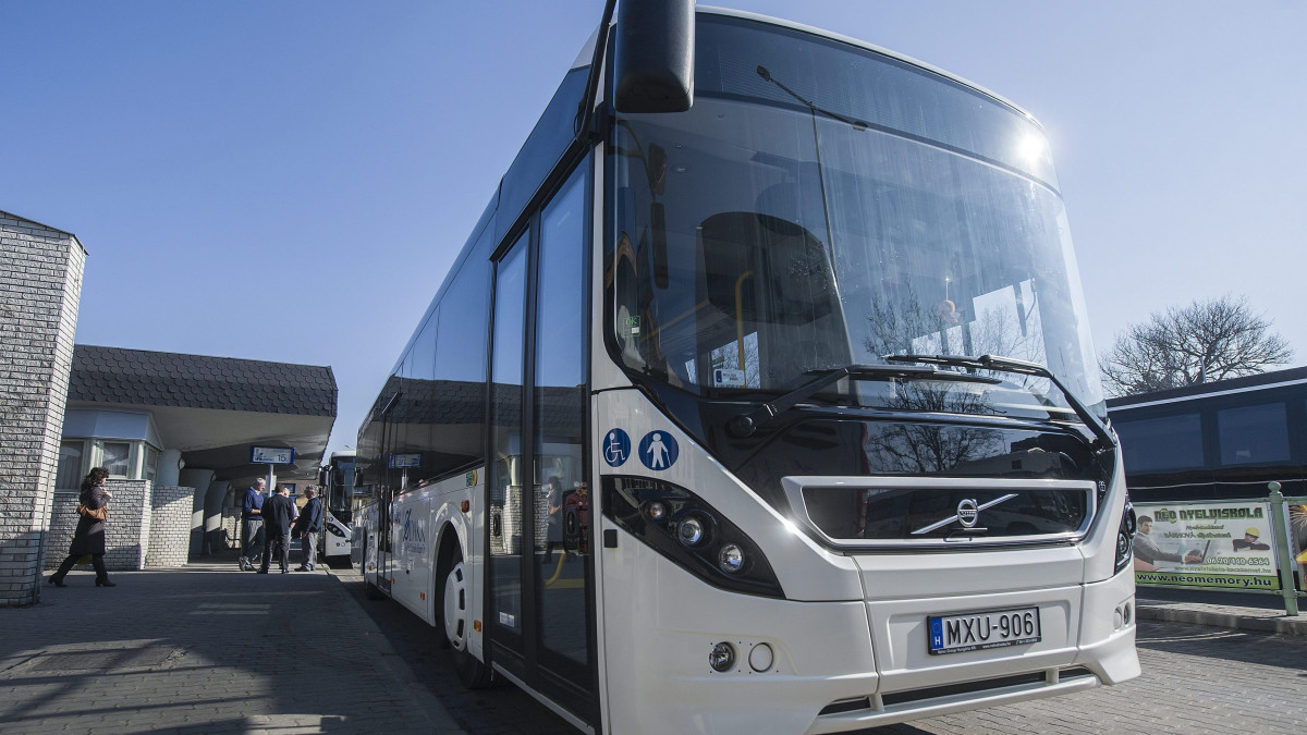 A DAKK Dél-alföldi Közlekedési Központ Zrt. 2014-ben beszerzett 52 darab Volvo autóbuszának egyike a bemutató sajtótájékoztatón a kecskeméti buszpályaudvaron 2015. február 20-án.