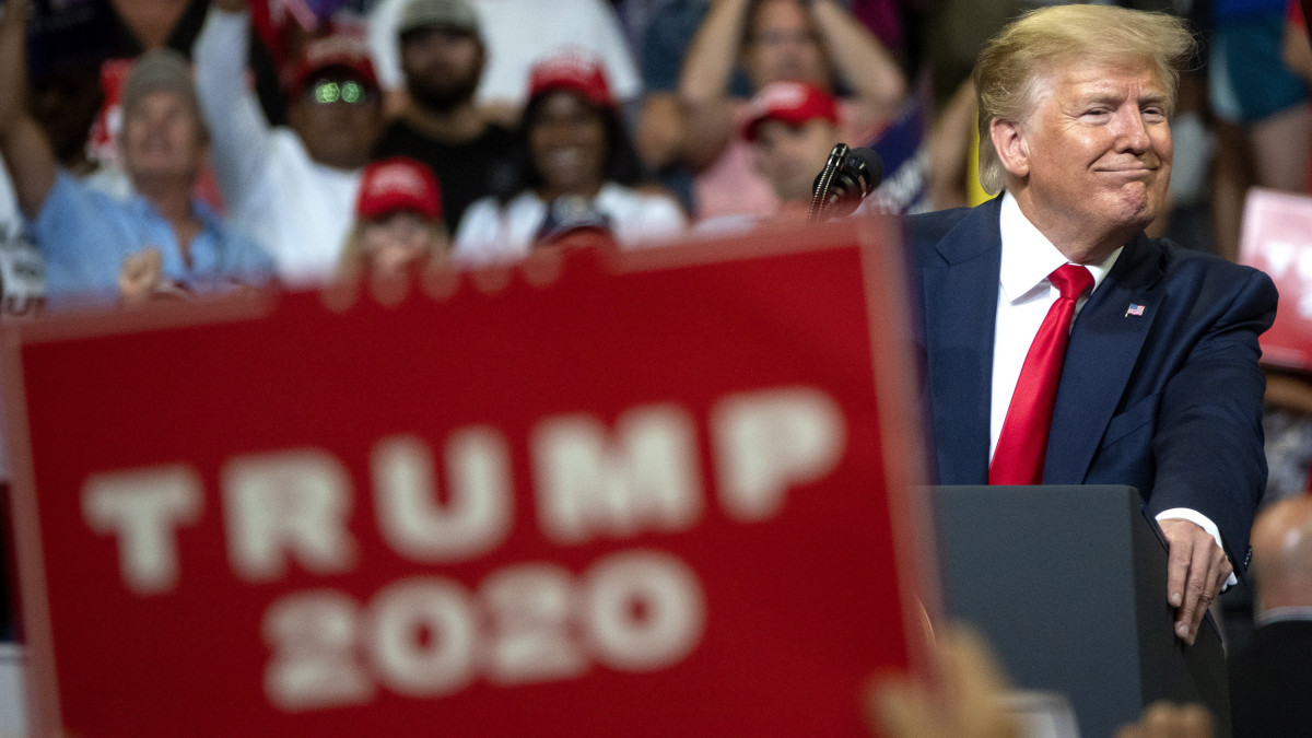Donald Trump demokrata párti amerikai elnök a floridai Orlandóban tartott választási nagygyűlésén 2019. június 18-án. Trump bejelentette, hogy a 2020-as elnökválasztáson újraindul az elnökségért.