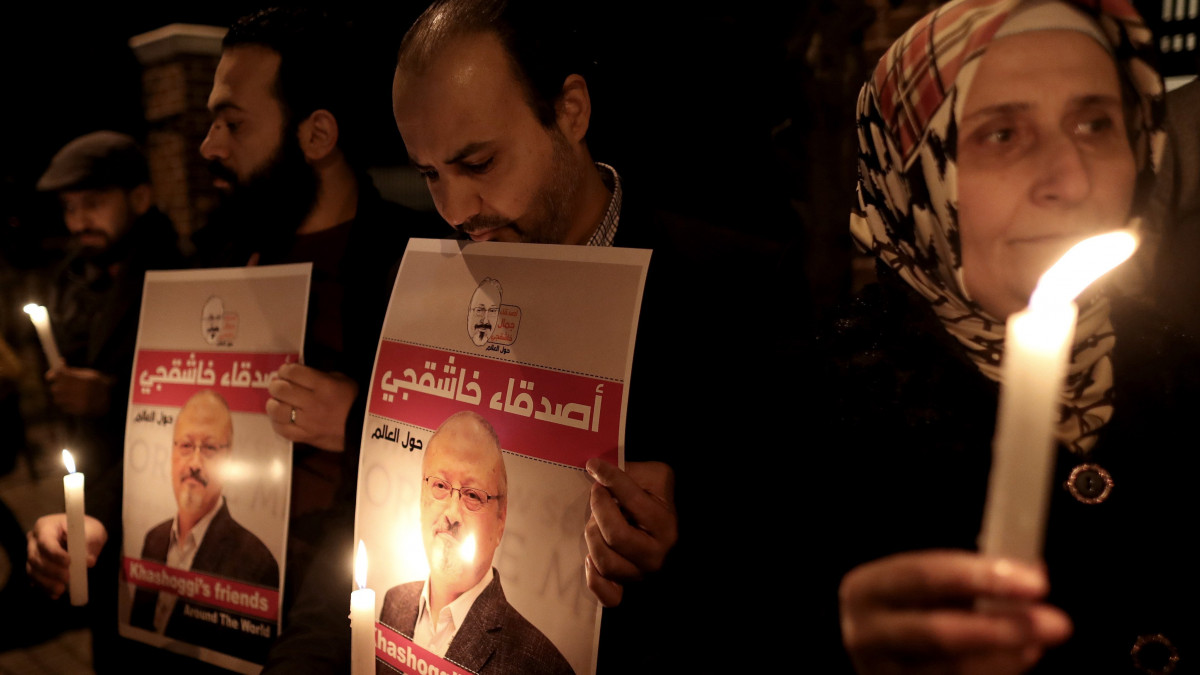 Dzsamál Hasogdzsi szaúd-arábiai újságíró portréjával tiltakoznak az újságíró meggyilkolása ellen Szaúd-Arábia törökországi konzulátusánál Isztambulban 2018. október 25-én, három héttel az után, hogy az ügyintézésért folyamodó Hasogdzsit megölték Szaúd-Arábia isztambuli főkonzulátusán. A szaúdi abszolút monarchiát élesen bíráló újságírót azt követően ölték meg október 2-án, hogy ügyintézés miatt bement Szaúd-Arábia isztambuli főkonzulátusára.