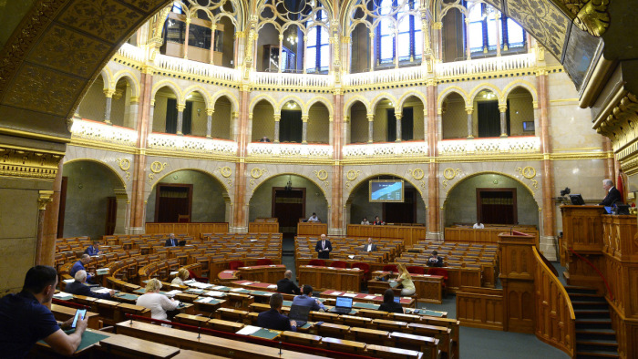 Országgyűlés - A kormány tagjait interpellálják a képviselők