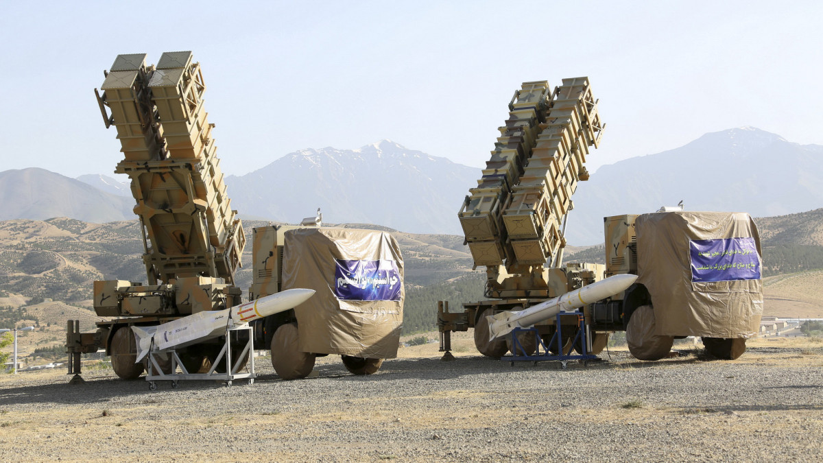 Az iráni védelmi minisztérium honlapján 2019. június 9-én közreadott, keltezetlen felvétel az iráni fejlesztésű Khordad 15 föld-levegő légvédelmi rendszer kilövőállásairól és rakétákról Iránban. Meg nem erősített hírek szerint Szajjad 3 típusú elfogórakétákra fejlesztették ki a rendszert, és radarjai több célpont egyidejű befogására képesek.