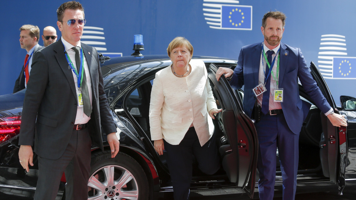 Angela Merkel német kancellár az Európai Unió brüsszeli csúcstalálkozójára érkezik 2019. június 20-án.