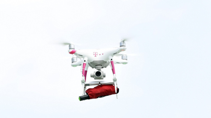 Drónok mennek locsolni hús-vér férfiak helyett - videó