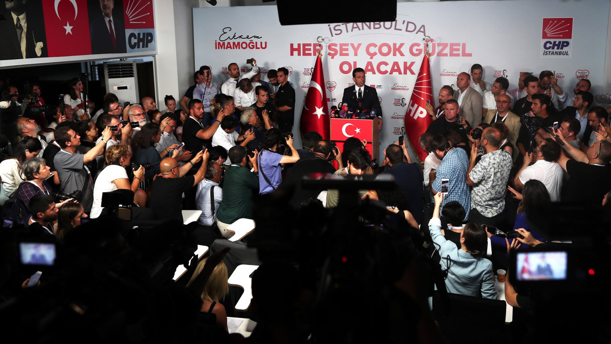 A győztes Ekrem Imamoglu, a török ellenzéki Köztársasági Néppárt (CHP) főpolgármester-jelöltje sajtótájékoztatót tart a megismételt főpolgármester-választás után Isztambulban 2019. június 23-án.