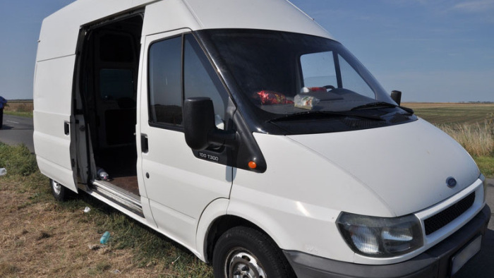 Félszáz menekültet zsúfoltak két mikrobusz rakterébe Kiszombornál
