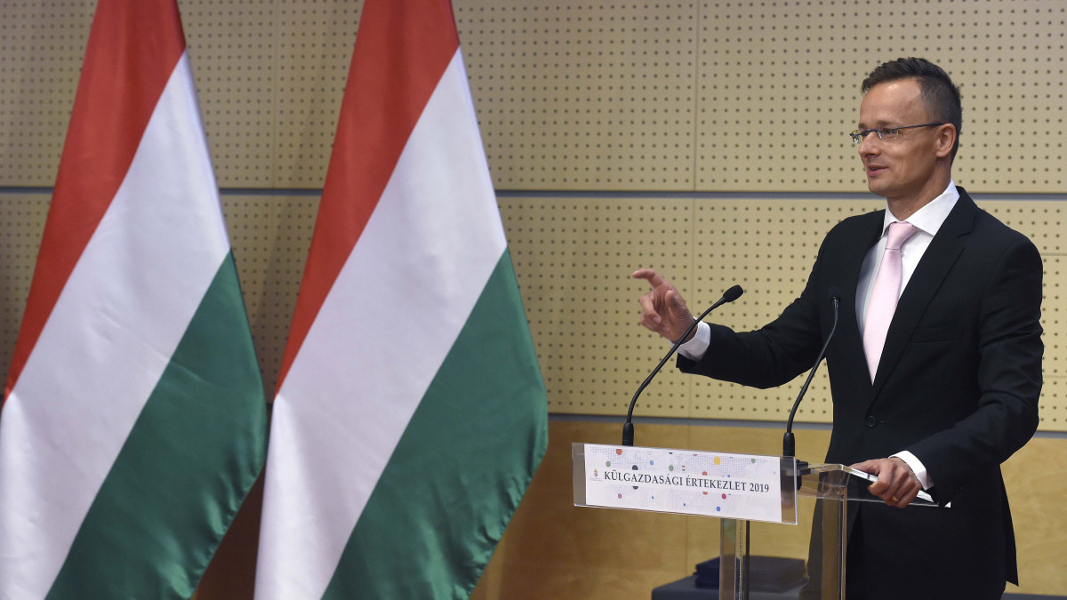 Szijjártó Péter külgazdasági és külügyminiszter beszédet mond a kiemelt exportőr partnerségi program (kepp) megállapodás aláírási ünnepségén a Hotel Mercure Budában 2019. június 24-én.  Újabb tíz magyar vállalat csatlakozott a programhoz, amelyben már kilenc vállalat vesz részt.