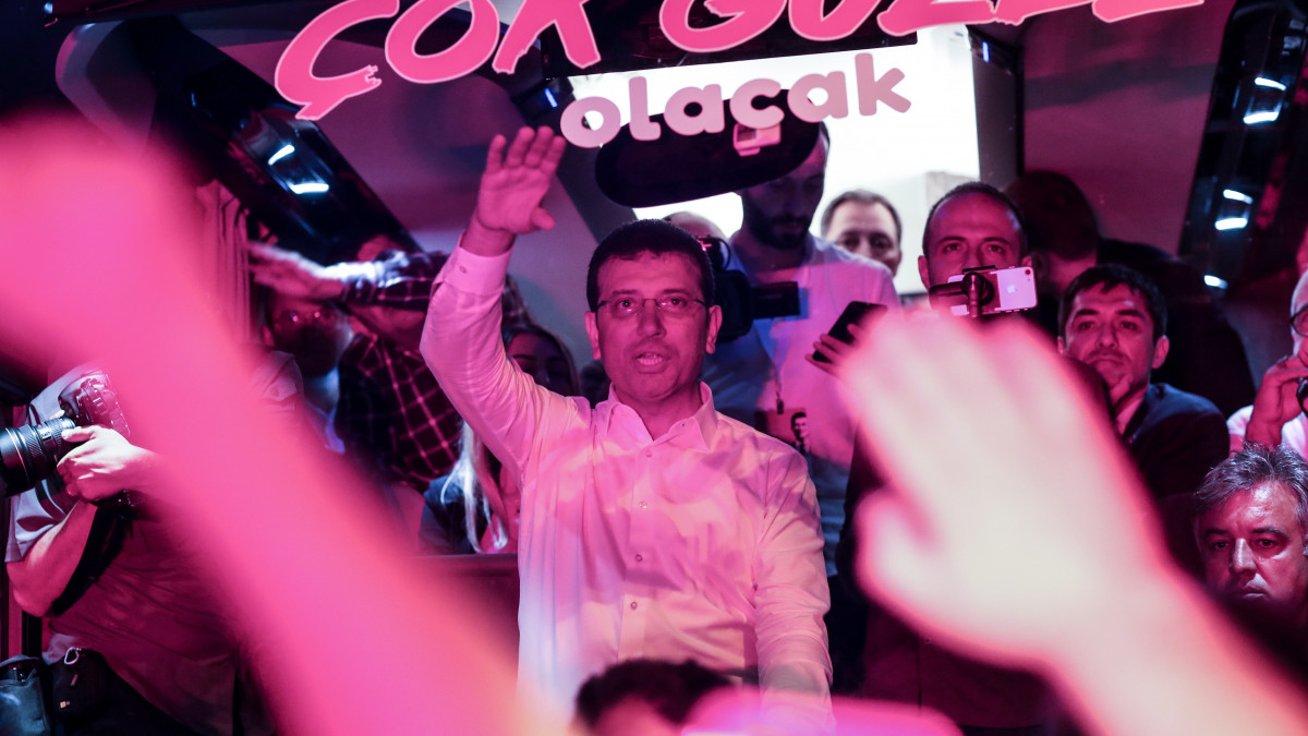 A győztes Ekrem Imamoglu, a török ellenzéki Köztársasági Néppárt (CHP) jelöltje (k) integet támogatóinak egy kampánybuszból a megismételt főpolgármester-választás után Isztambulban 2019. június 23-án.