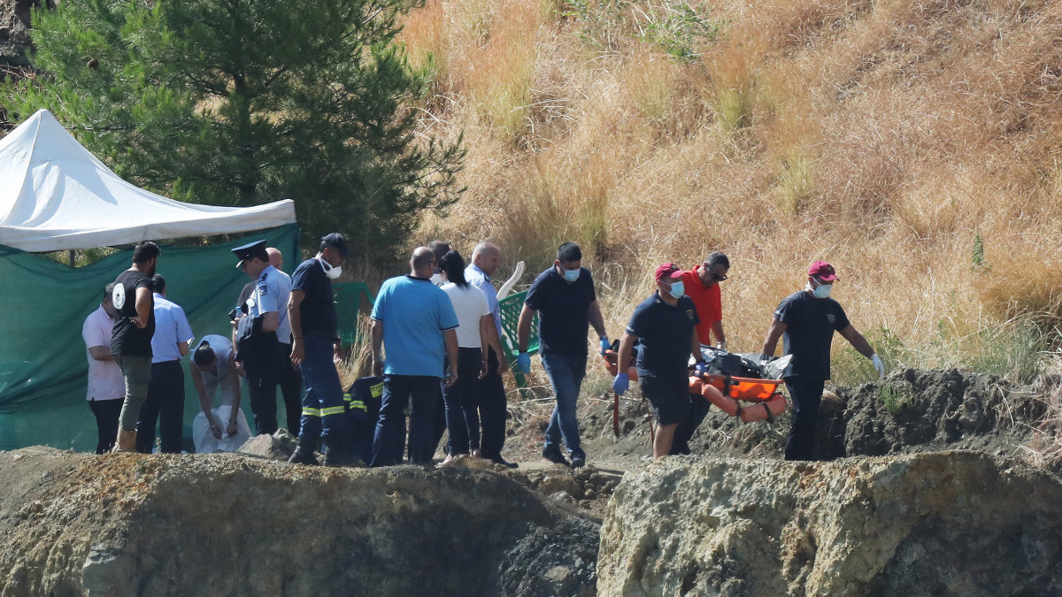 Hordágyon viszik a rendőrök egy két éven át garázdálkodó 35 éves ciprusi sorozatgyilkos utolsó, egyben legfiatalabb áldozatát egy Nicosiához közeli bányatónál 2019. június 12-én. A hatéves Sierra Grace lepedőbe bugyolált és kötéllel egy betontömbhöz erősített holttestét 6 méteres mélységből, egy nádas aljáról emelték ki a Memi-tóból, egy hajdani rézbánya területén. A lány pontos helyét maga a gyilkos mutatta meg a rendőröknek.