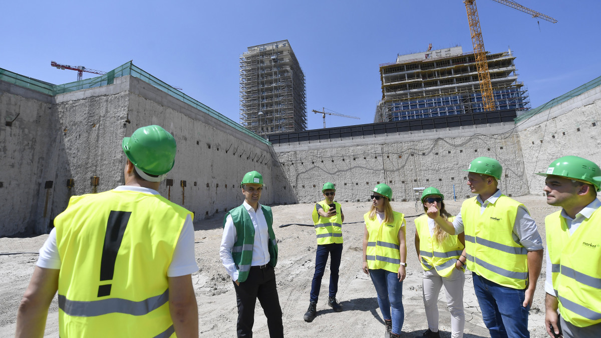 Ratatics Péter, a Mol Magyarország ügyvezető igazgatója (b2) a Mol-csoport épülő új székházának építkezésén Budapest XI. kerületében, a Kopaszi-gáton 2019. június 26-án. A 120 méter magas, 28 emeletes, várhatóan 2021-re elkészülő Mol Campus a főváros legmagasabb épülete lesz.