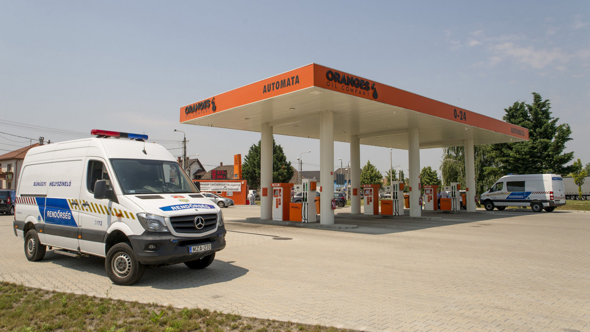 Rendőrautók a győri Fehérvári úti benzinkúton, amelyet a délelőtti órákban kiraboltak 2019. június 27-én. A rabló készpénzt vitt magával; rendőrség nagy erőkkel keresi a feltételezett elkövetőt, egy férfit.