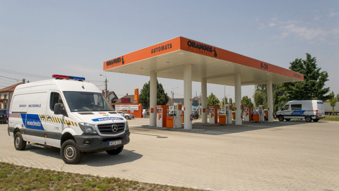 Fegyveres benzinkútrablás Győrben, zajlik a hajsza