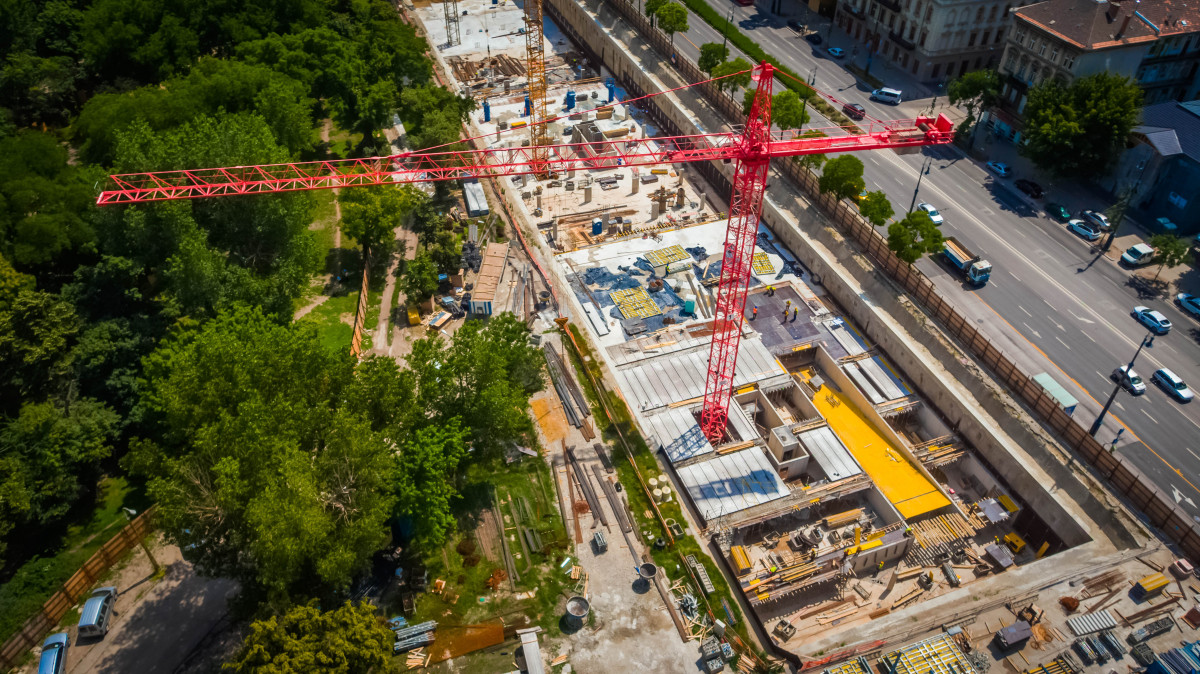 A Városliget Zrt. által 2019. június 27-én közzétett drónfotó a Liget Budapest Projekt keretében épülő Dózsa György úti mélygarázsról 2019. június 12-én. A tavaly nyáron indult építkezés már elérte a legmélyebb pontját, jelenleg az épületszerkezet kialakítása zajlik. A térszint alatt három szinten mintegy 800 autót befogadni képes garázst várhatóan már a jövő nyáron használhatják majd a Ligetbe látogatók, illetve kedvezményesen igénybe vehetik a környéken lakók.